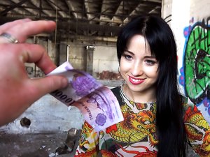 Горячая русская девушка трахается за деньги